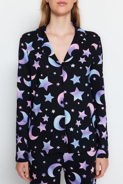 Trendyol Collection Černá 100% bavlna Galaxy vzorovaná košile-kalhoty Pletená pyžamová sada THMAW24PT00109
