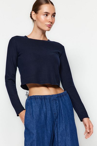 Trendyol Collection Navy Blue Low Shoulder Crew Neck Crop Selanik/Knitwear Look Kötött blúz TWOAW24BZ00168