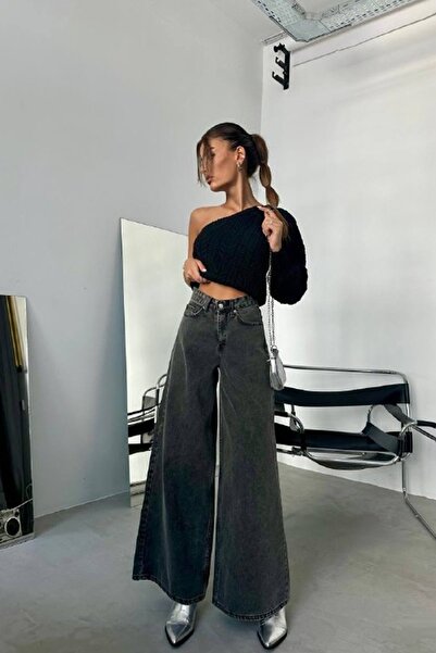 lovebox Dámský černý svetr s balonovým rukávem na jedno rameno 23W16024