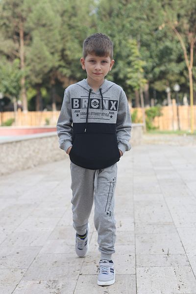 han elegant سترة بغطاء للرأس مطبوعة للأولاد من برونكس وبدلة رياضية بجيب الكنغر في الأعلى والأسفل