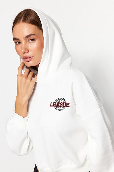 Trendyol Collection Ecrufarbenes Strick-Sweatshirt mit Kapuze und Print auf der Rückseite