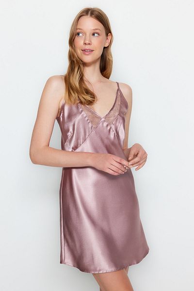 Trendyol Collection Nachthemd mit Sling-Ausschnitt und gewebter Spitze aus Satin in Puderrosa - THMAW24GC00004