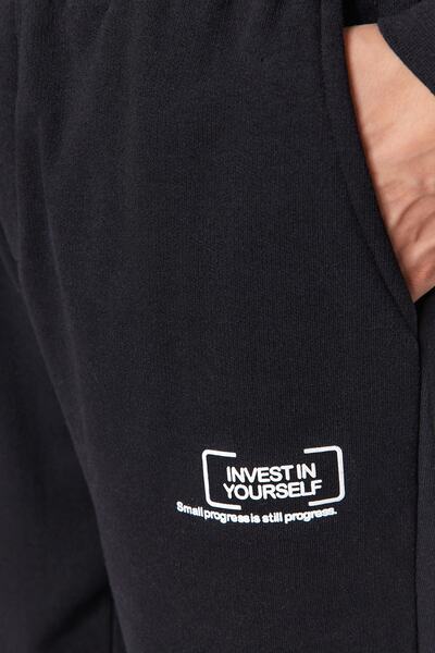 Trendyol Collection Μαύρο κανονικό/κανονικό κομμένο φουσκωτό τύπωμα εσωτερικά φλις/ζεστό παντελόνι φούτερ με ανοιχτό πόδι TMNAW24EA00012