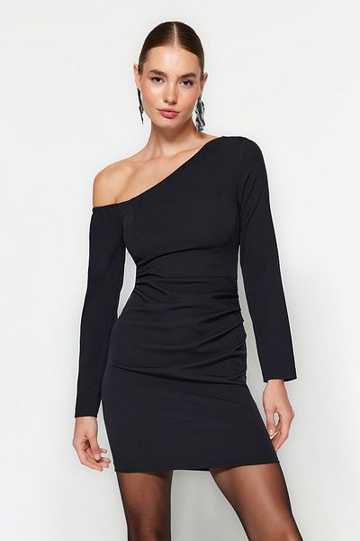 Trendyol Collection TPRAW24EL00083 Modell Stilvolles schwarzes drapiertes kurzes Abendkleid