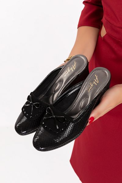 Akgün Terlik Papuci de casă eleganti pentru femei, cu model de șarpe negru, cu vârf închis