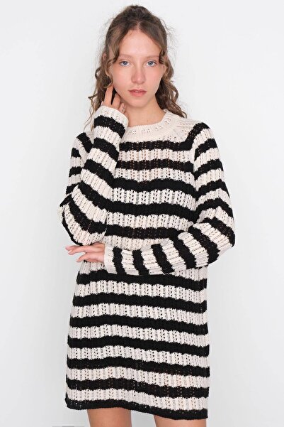 Addax Pletený svetr s dírkou u krku T1515-A6