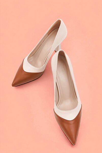 DURUNUN BUTİĞİ حذاء كاجوال بكعب مدبب باللون البيج الداكن (8 سم)