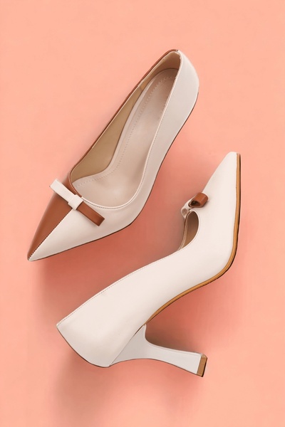 DURUNUN BUTİĞİ Ежедневни обувки Alis с бежов кестеняв ток и остър връх (8 см)