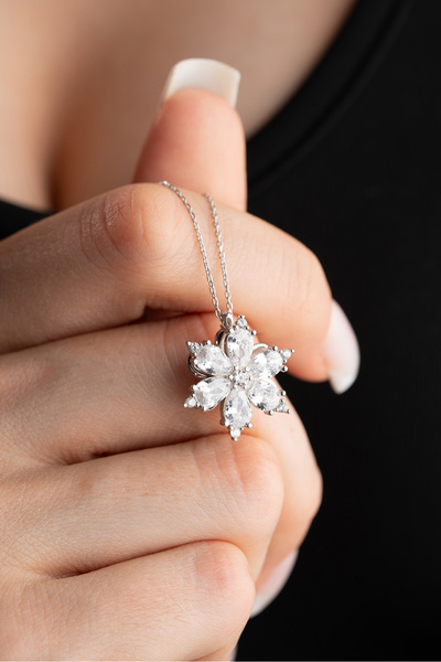 Nereze 925 Ayar Gümüş Beyaz Zirkon Taşlı Dönen Kamelya Çiçeği Kolye