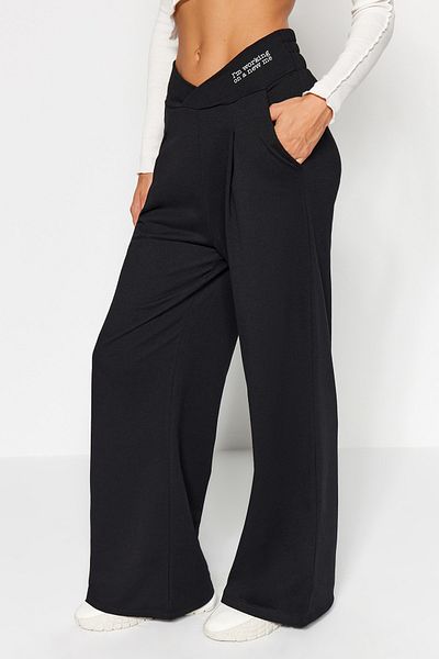 Trendyol Collection Schwarze, bedruckte, detaillierte Strickhose mit weitem Bein und entspanntem Schnitt und asymmetrischer Taille TWOAW23PL00389