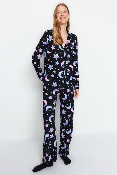 Trendyol Collection Sada černého bavlněného pyžama Galaxy Print – košile a kalhoty Thmaw24Pt00109