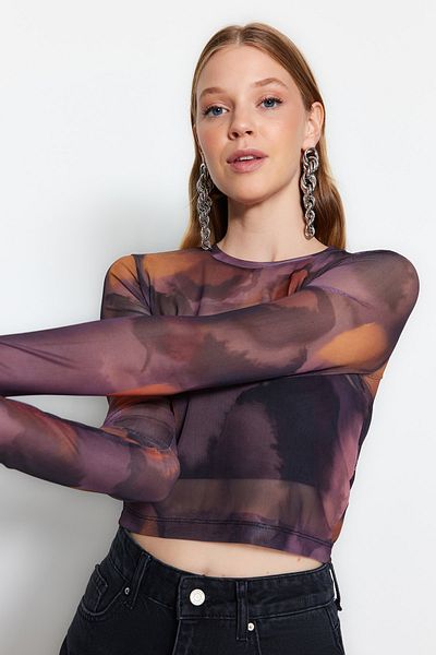 Trendyol Collection Schwarze bedruckte, taillierte, kurze, dehnbare Strickbluse aus Tüll TWOAW24BZ00030