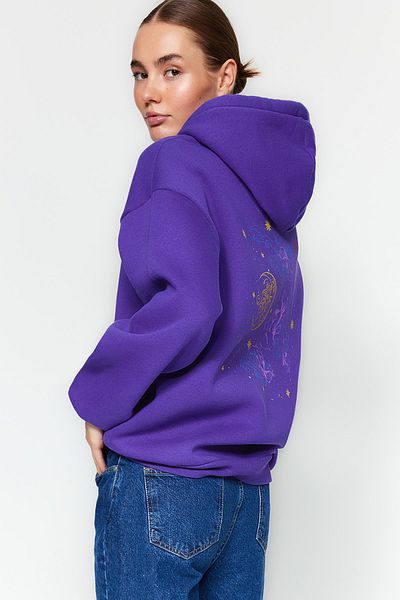 Trendyol Collection Fialová tlustá fleecová mikina uvnitř s kapucí potištěná oversize/široký střih pletená mikina TWOAW24SW00136