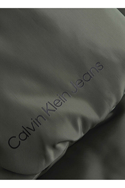 Calvin Klein Jeans معطف كاكي للنساء J20J222340LLP