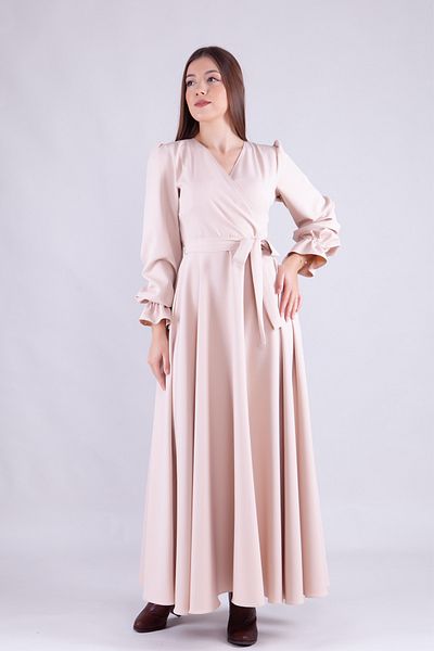 NO48 Κρεμ Maxi Length Γυναικείο φόρεμα με διπλό γιακά με βολάν με μακρυμάνικο μανίκι με βολάν με ζώνη