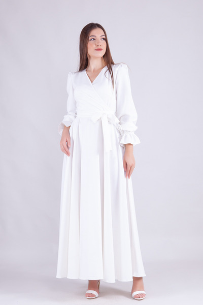 NO48 Λευκό μάξι γυναικείο φόρεμα με διπλό στήθος με βολάν με μακρυμάνικο μανίκι με βολάν με ζώνη