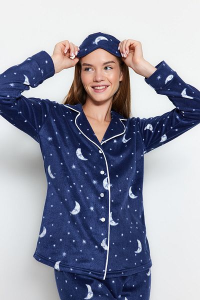 Trendyol Collection Marineblaues Fleece-Winter-Strick-Pyjama-Set mit Mondmuster THMAW22PT0362