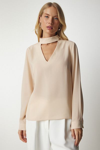 Happiness İstanbul Beigefarbene, tief ausgeschnittene Crêpe-Bluse mit Fensterdetail für Damen UB00155