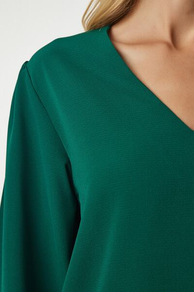 Happiness İstanbul Γυναικεία Σμαραγδένια Πράσινη Κρέπ Μπλούζα με λαιμόκοψη UB00153