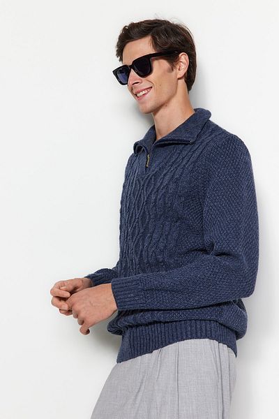 Trendyol Collection Indigofarbener, normaler Rollkragenpullover mit Reißverschluss und halbem Rollkragen TMNAW24KZ00047