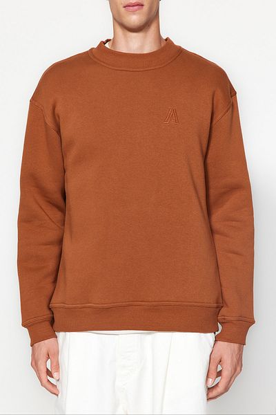 Trendyol Collection Weit geschnittenes Pullover mit halbem Rollkragen und Buchstabenstickerei - Braun TMNAW24sw00046