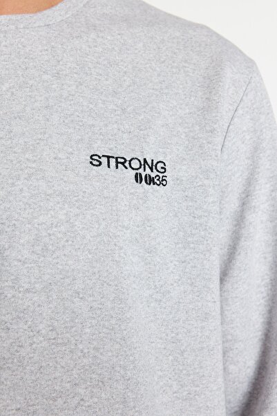 Trendyol Collection Graues Strick-Pyjama-Set mit regulärer Passform und Stickereidetails TMNAW24PT00030