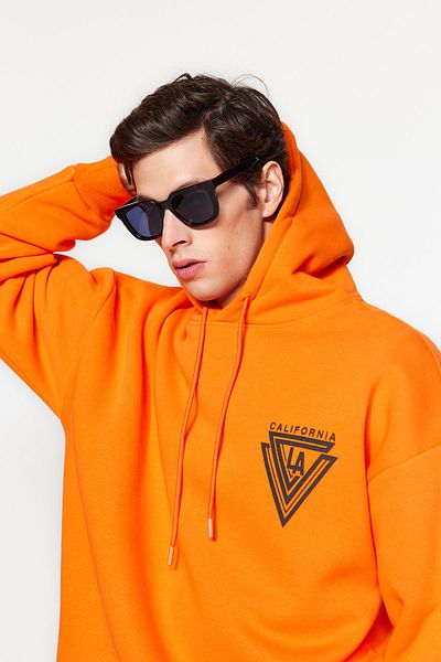 Trendyol Collection Orangefarbenes Fleece-Kapuzenpullover mit College-Print – 100 % Baumwolle TMNAW24SW00063