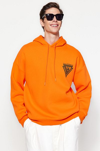 Trendyol Collection Orangefarbenes Fleece-Kapuzenpullover mit College-Print – 100 % Baumwolle TMNAW24SW00063