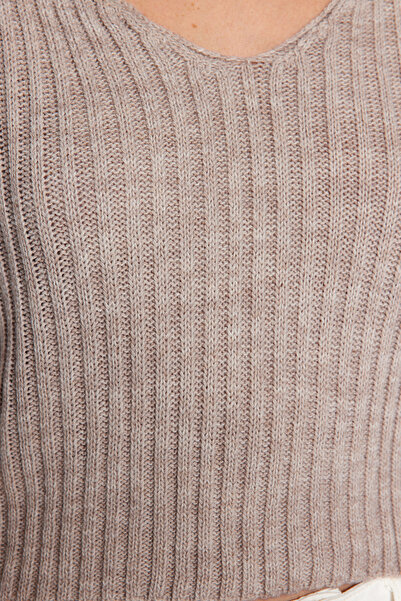 Trendyol Collection Основен трикотажен пуловер с V-образно деколте с норки TWOAW24KZ01214