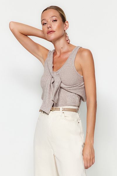 Trendyol Collection Beiges, 2-teiliges Set aus Unterhemd und Strickjacke mit Hemdkragen und Knopfleiste TWOAW24HI00375