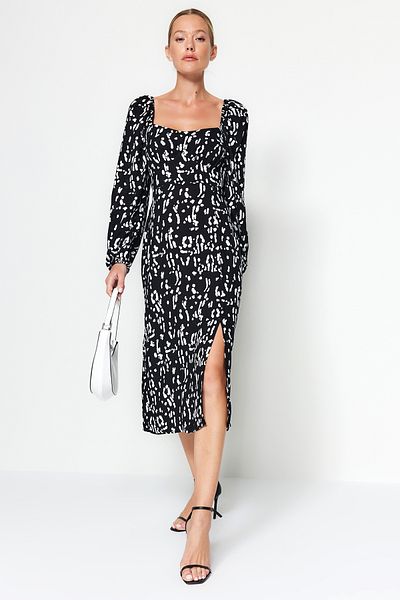 Trendyol Collection Czarna sukienka z geometrycznym wzorem, prostym krojem i rozcięciem, z wiskozowej tkaniny TWOAW24EL00865