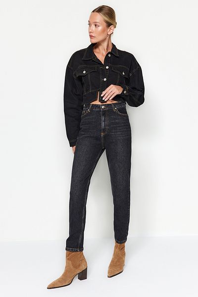 Trendyol Collection High Waist Slim Mom Jeans mit schwarzem Lyocell-Anteil TWOAW24JE00144