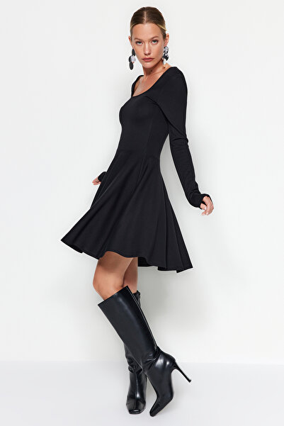 Kolekcia Trendyol Čierna sukňa s hranatým golierom, volánikové mini pletené šaty TWOAW24EL00525