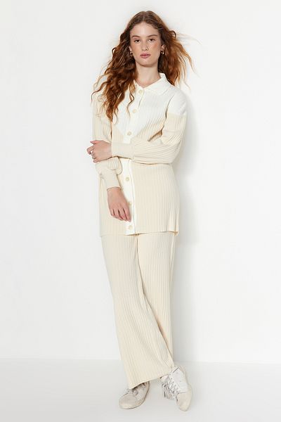 Trendyol Modest طقم سترة وبنطلون تريكو مضلع بلون بيج فاتح TCTAW24US00090