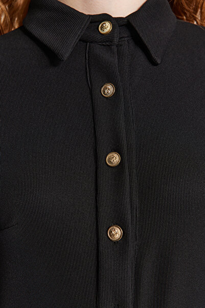 Trendyol Modest Černé polo pletené šaty se zlatými knoflíky - TCTAW24EB00108