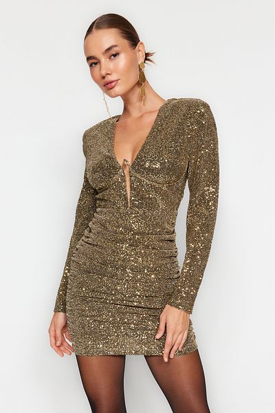 Trendyol Collection Glitzerndes, gestricktes, mit Pailletten besetztes, kurzes, schickes Abendkleid mit goldenem Körper TPRAW24EL00159