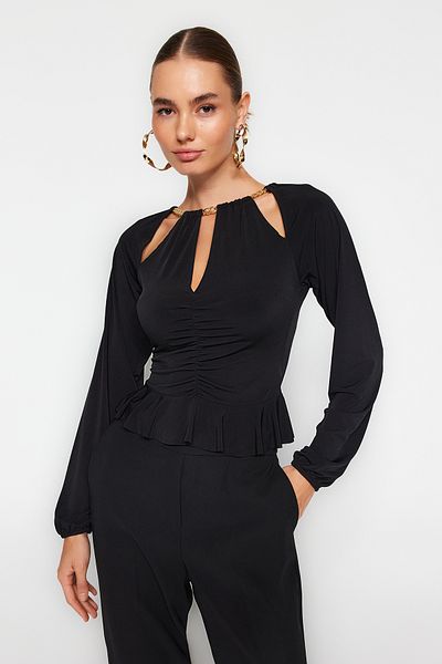 Trendyol Collection Czarna dzianinowa bluzka z okienkiem/wycięciem i szczegółowymi dodatkami TPRAW24BZ00053