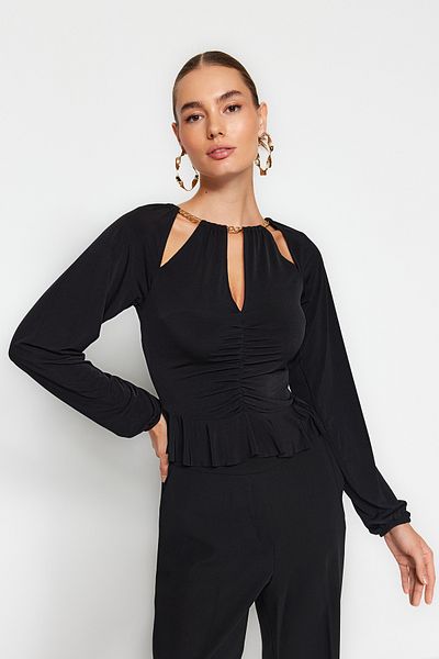 Trendyol Collection Czarna dzianinowa bluzka z okienkiem/wycięciem i szczegółowymi dodatkami TPRAW24BZ00053