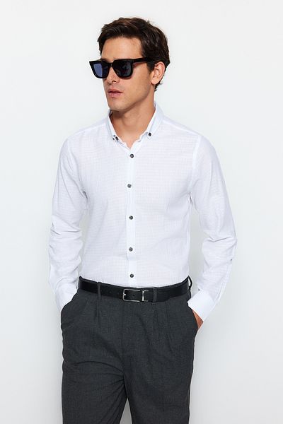 Trendyol Collection Weißes, strukturiertes, atmungsaktives Slim-Fit-Hemd aus 100 % Baumwolle TMNAW23GO00162