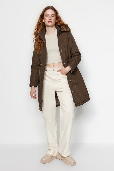 Trendyol Collection Khakifarbener, wasserabweisender, langer Parka mit Fellkapuze TWOAW24KB00111
