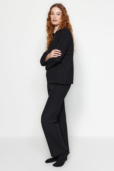 Trendyol Collection Set de pijamale tricotate cu textura detaliată cu nasturi negri THMAW23PT00062