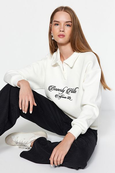 Trendyol Collection Ecru Košilový límec Vyšívaný Regular Fit Silný fleece Uvnitř Pletená mikina TWOAW24SW00182