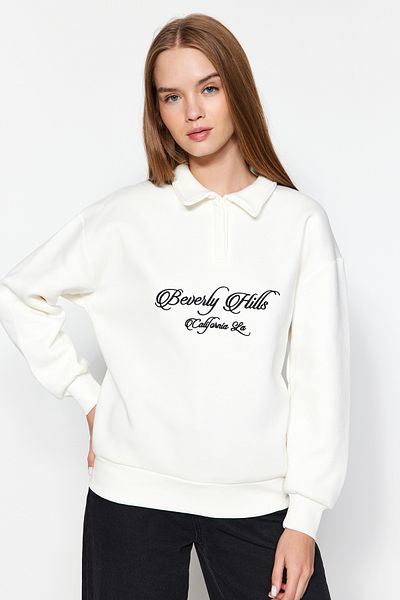 Trendyol Collection Ecru Košilový límec Vyšívaný Regular Fit Silný fleece Uvnitř Pletená mikina TWOAW24SW00182