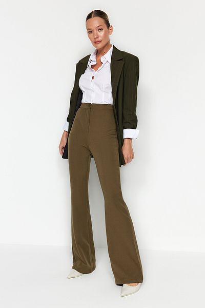 Trendyol Collection Khakifarbene, ausgestellte Stoffhose mit spanischem Bein TOFAW19BB0581