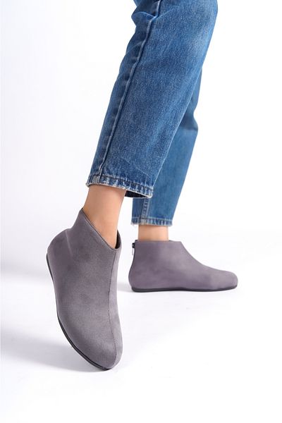 Moda Değirmeni Kurze, flache Damenstiefel aus grauem Wildleder mit Reißverschluss BG1176-116-0001