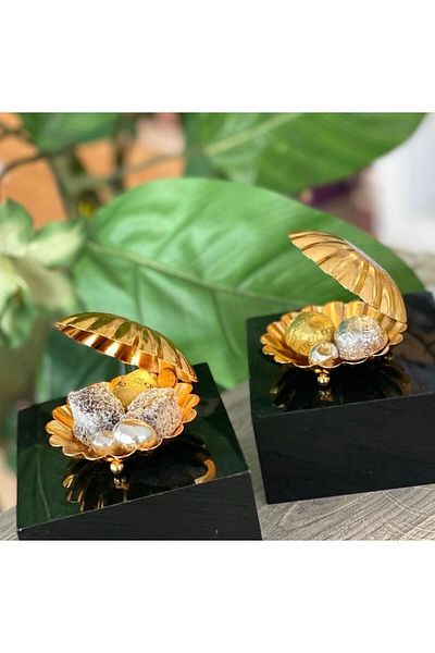 YzHome 1 Piece Metal Oyster Presentation Holder Coffee Side Turkish Delight Bowl