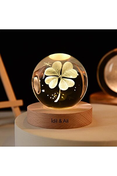 CornerShop Kişiye Özel Işıklı Ahşap Kaideli Yonca Temalı Cam Küre 8cm*6cm