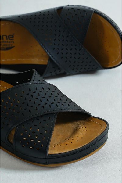 Capone Outfitters Capone Z0530 Schwarze, bequeme, anatomische Hausschuhe mit Kreuzriemen für Damen