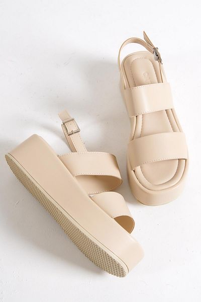 Capone Outfitters Capone dicke, doppelt geschnallte Keilabsatz-Sandalen in Beige für Damen