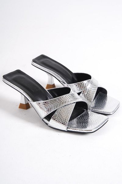 Capone Outfitters Capone Damen-Hausschuhe mit stumpfer Zehenpartie, Schlangenmuster und überkreuzten Riemen, mittelhoher Absatz in Metallic-Silber